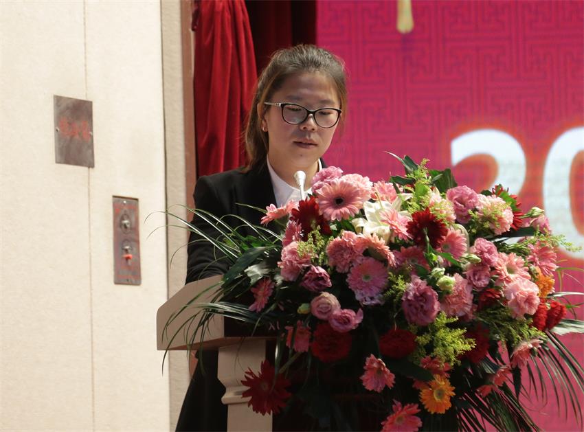 集團(tuán)執(zhí)行總裁、江蘇南佛園林公司總經(jīng)理石偉偉同志宣讀人事任免決定