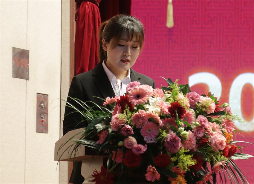 集團(tuán)副總、江蘇樹恩教育科技有限公司總經(jīng)理郭晏彤同志宣讀《關(guān)于2019年寶潤集團(tuán)下達(dá)各校區(qū)招生計(jì)劃的意見》